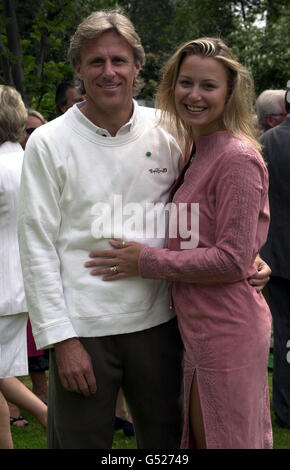 Le joueur de tennis Bjorn Borg et son associé Kari Bernhardt avant de jouer John McEnroe sur le court de tennis de Buckingham Palace au début des matchs du défi NSPCC du Duc de York. Banque D'Images