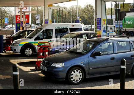 Une ambulance des services médicaux se remplit après avoir fait la queue dans une station-service de Tesco à Eastville, à Bristol, après que les ventes d'essence et de diesel ont augmenté de façon spectaculaire hier, alors que les automobilistes affluaient dans les garages pour se remplir, suite aux conseils controversés du gouvernement, avant une grève possible des chauffeurs de camions-citernes. Banque D'Images