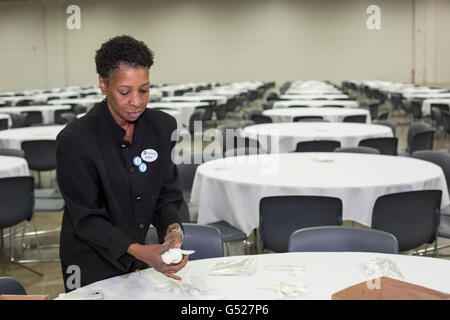 Detroit, Michigan - un travailleur prépare les tables pour un repas au Cobo Center. Banque D'Images