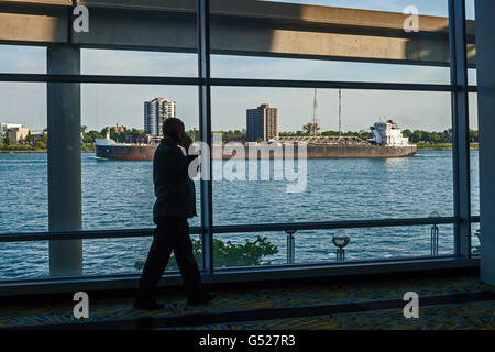 Detroit, Michigan - une convention participant parle au téléphone cellulaire pendant une pause dans une réunion au Cobo Center. Banque D'Images