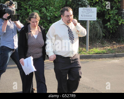 James et Nicola Hood à l'extérieur du tribunal de Taunton, où ils ont admis neuf accusations de cruauté envers les animaux gardés chez eux, sur le chemin Queen's, à Minehead, dans le Somerset. Banque D'Images