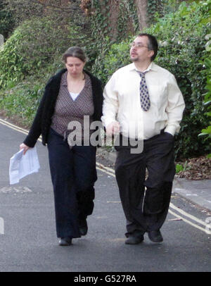 James et Nicola Hood à l'extérieur du tribunal de Taunton, où ils ont admis neuf accusations de cruauté envers les animaux gardés chez eux, sur le chemin Queen's, à Minehead, dans le Somerset. Banque D'Images