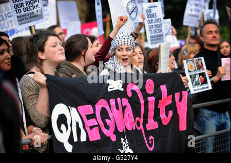 Les manifestants pro-choix scandent des slogans aux partisans du groupe de campagne 40 Days for Life qui participe à une veillée anti-avortement à Bedford Square, Londres. Banque D'Images