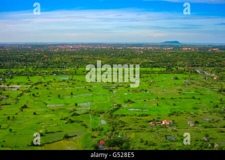 Vue aérienne de la ville de Siem Reap et des champs verts, zone d'Angkor, au Cambodge, en Asie du sud-est Banque D'Images