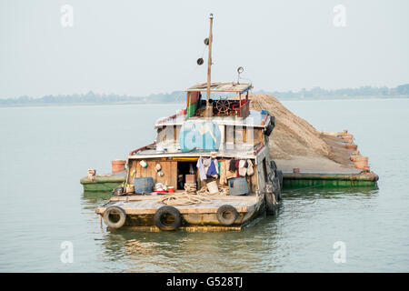Drague du sable sur le radeau Mékong au Cambodge - dragage du sable pour le ciment Banque D'Images