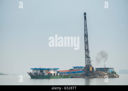 L'exploitation minière dans le dragage de sable et de gravier pour l'industrie de la construction, du ciment sur le Mékong Banque D'Images