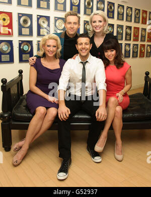 Le groupe de pop Steps (de gauche à droite) Faye Tozer, Ian 'H' Watkins, Lee Latchford-Evans, Claire Richards et Lisa Scott-Lee au County Hall de Londres lors d'une annonce pour le prochain concert « Hit Factory Live ». Banque D'Images