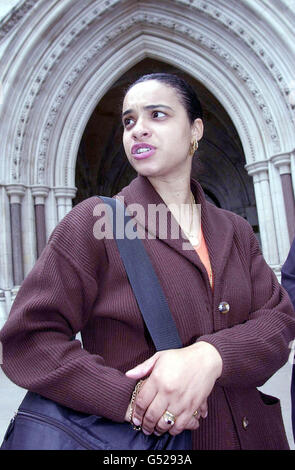 Joanne Rowe, sœur de Raphael Rowe, l'une des soi-disant M25 Three, devant les cours royales de justice de Londres. Les hommes ont été condamnés pour un meurtre et une série de vols autour de l'autoroute. * ils ont exhorté trois juges à juger qu'une décision de la Cour européenne des droits de l'Homme a porté un "coup de choc à leurs condamnations". Banque D'Images