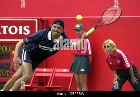 Goran Ivanisevic en route pour battre Mark Philippoussis lors de leur match aux championnats Stella Artois au Queen's Club de Londres aujourd'hui. Banque D'Images