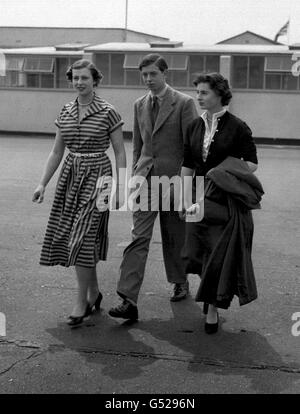 Le jeune duc de Kent, âgé de 18 ans, et sa sœur, la princesse Alexandra (L), escortent leur cousine, la princesse Elisabeth de Yougoslavie, jusqu'à son avion lorsqu'elle quitte l'aéroport de Londres pour Paris.La princesse Elisabeth, âgée de 17 ans, est fille du prince Paul et de la princesse Olga, sœur de la duchesse de Kent Banque D'Images