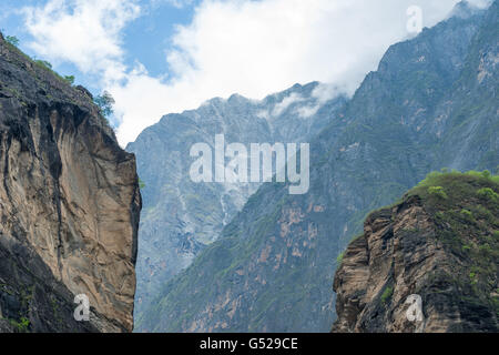 La Chine, le Yunnan Diqing Sheng, Zangzuzizhizhou, randonnée pédestre (2 journée) à la Gorge du tigre bondissant de la rivière Yangtze, les roches en face d'une chaîne de montagne Banque D'Images