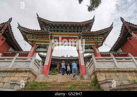 La Chine, le Yunnan Sheng, Diqing, Zangzuzizhizhou 9, Boulevard Maréchal Joffre Parc avec Temple bouddhiste de Shangri-La Banque D'Images