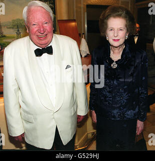 Deux anciens premiers ministres conservateurs britanniques, Sir Edward Heath (à gauche) et la baronne Thatcher, qui ont présenté de vieux arguments pour célébrer le gouvernement conservateur qui a dirigé le pays au début des années 70, à six Hamilton place dans Park Lane à Londres. Banque D'Images