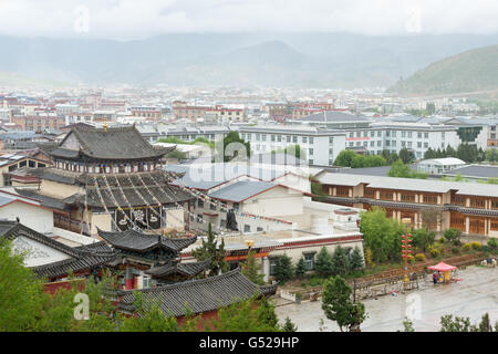 La Chine, le Yunnan Diqing Sheng, Zangzuzizhizhou, vue du parc 9, Boulevard Maréchal Joffre sur Shangri-La Banque D'Images