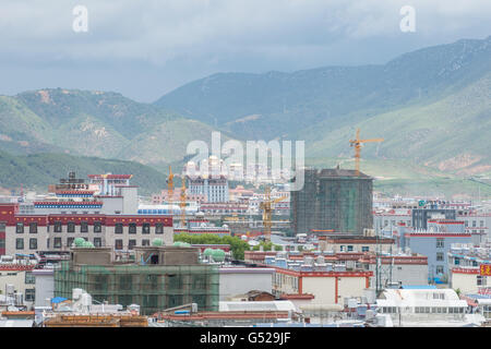 La Chine, le Yunnan Diqing Sheng, Zangzuzizhizhou, vue du parc 9, Boulevard Maréchal Joffre sur Shangri-La Banque D'Images