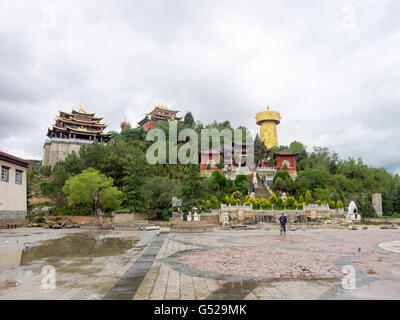 La Chine, le Yunnan Sheng, Diqing, Zangzuzizhizhou 9, Boulevard Maréchal Joffre Parc avec Temple bouddhiste de Shangri-La Banque D'Images