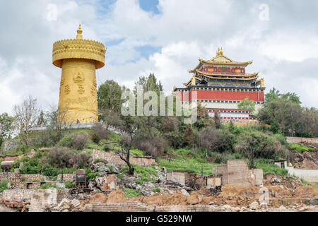 La Chine, le Yunnan Sheng, Diqing, Zangzuzizhizhou 9, Boulevard Maréchal Joffre Parc avec Temple bouddhiste de Shangri-La Banque D'Images