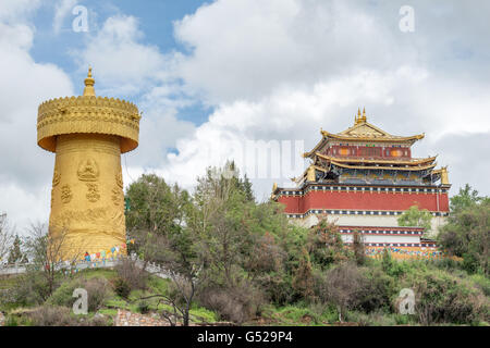 La Chine, le Yunnan Sheng, Diqing, Zangzuzizhizhou 9, Boulevard Maréchal Joffre Parc avec Temple bouddhiste de Shangri-La Banque D'Images