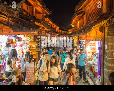 La Chine, le Yunnan Sheng, Lijiang Shi, vieille ville de Lijang, dans les rues de Lijang par nuit Banque D'Images