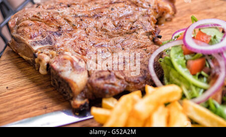 L'Afrique du Sud, Johannesburg, Gauteng, steak avec frites et salade Banque D'Images