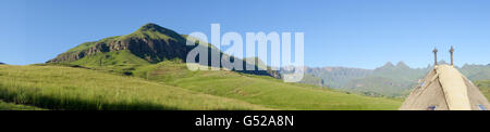 L'Afrique du Sud, le KwaZulu-Natal, Giants Castle Game Reserve, la randonnée à la Cathedral Peak dans les montagnes du Drakensberg, panorama d'une végétation hill Banque D'Images