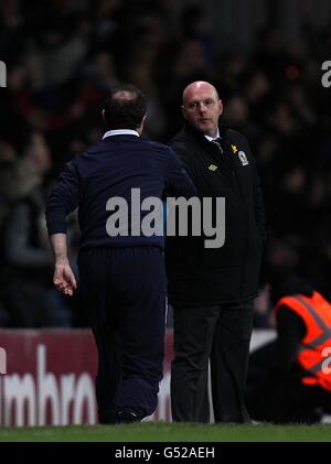 Soccer - Barclays Premier League - Blackburn Rovers / Sunderland - Ewood Park.Steve Kean (à droite), le directeur de Blackburn Rovers, et Martin O'Neill (à gauche), le directeur de Sunderland, se secouent la main après le match Banque D'Images