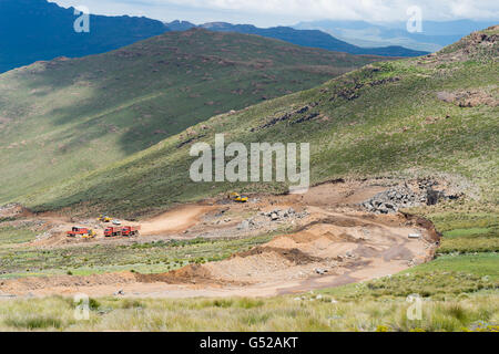 Le Lesotho, Mokhotlong, près de Sani Pass, site de construction en Lesotho près de Sani Pass, Chinois Projet de construction de route au Lesotho près de Sani Pass Banque D'Images