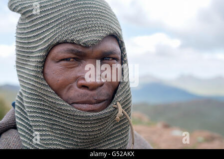 Le Lesotho, Mokhotlong, près de Sani Pass, Portrait d'un homme Basotho, Basothos, habitants de la montagne dans le sud de l'Afrique Banque D'Images