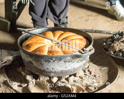 Le Lesotho, Mokhotlong, près de Sani Pass, du pain frais dans le pot près de la Romaine Basothos, Basothos, habitants de la montagne dans le sud de l'Afrique Banque D'Images