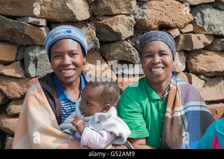 Le Lesotho, Mokhotlong, près de Sani Pass, deux femmes africaines et de l'enfant, les Basothos, habitants de la montagne dans le sud de l'Afrique Banque D'Images