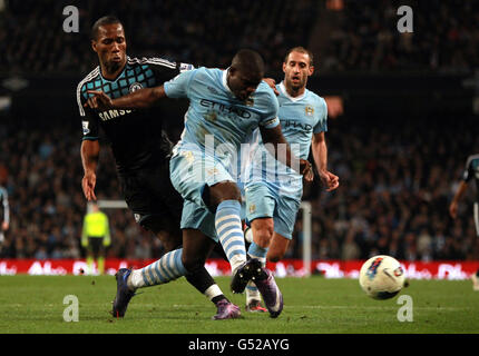 Micah Richards de Manchester City s'attaque à Didier Drogba de Chelsea (à gauche) lors du match de la Barclays Premier League au Etihad Stadium, Manchester. Banque D'Images