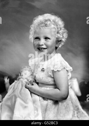 Princesse Anne, fille de la Reine et du duc d'Édimbourg, photographiée à l'occasion de son troisième anniversaire.La princesse Anne porte sa robe de couronnement de dentelle française crème au-dessus de mousseline et de taffetas.La broche rubis et diamant a été donnée à la reine, quand un enfant, par la reine Marie. Banque D'Images