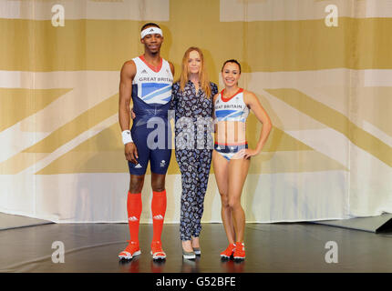 Phillips Idowu (à gauche) et Jessica Ennis (à droite) posent avec Stella McCartney en tant qu'Adidas dévoilent la tenue de l'équipe britannique conçue par Stella McCartney lors d'une séance photo à la Tour de Londres, Londres. Banque D'Images