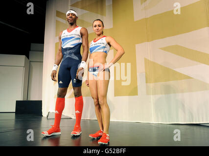 Phillips Idowu (à gauche) et Jessica Ennis posent comme Adidas dévoilent le British Team Kit conçu par Stella McCartney lors d'une séance photo à la Tour de Londres, Londres. Banque D'Images