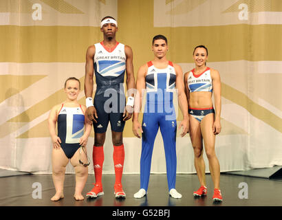 (Gauche-droite) Eleanor Simmonds, Phillips Idowu, Louis Smith et Jessica Ennis posent comme Adidas dévoilent le British Team Kit conçu par Stella McCartney lors d'une séance photo à la Tour de Londres, Londres. Banque D'Images