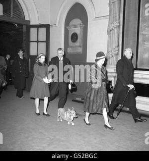 La reine Elizabeth II, suivie de sa fille, la princesse Anne, à la gare de Liverpool Street, à Londres, avant de retourner à Sandringham en train. Banque D'Images