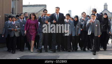 Le Premier ministre David Cameron rencontre le directeur de l'école Sajid Hussain et des enfants de la Kings Science Academy, Bradford, lors d'une visite avec Jackie Whiteley, candidate parlementaire conservatrice, pour la prochaine élection partielle de Bradford West. Banque D'Images