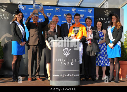 Connexions de Premio Loco et Jockey George Baker, avec Sir Alex Ferguson lors de la présentation pour avoir remporté le Blue Square Winter Derby lors de la journée du Derby d'hiver à l'hippodrome de Lingfield. Banque D'Images