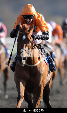 Le Premio Loco, monté par George Baker, remporte le Blue Square Winter Derby lors de la fête du Derby d'hiver à l'hippodrome de Lingfield. Banque D'Images