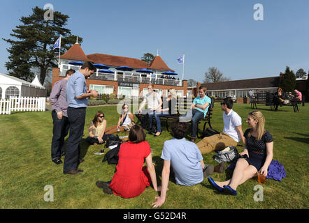 Les amateurs de course profitent du soleil le jour du Derby d'hiver À l'hippodrome de Lingfield Park Banque D'Images