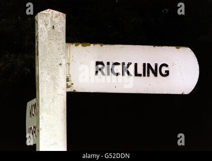 Le panneau de route pour Rickling, dans l'Essex, où le célèbre chef de télévision Jamie Oliver et sa mariée Juliette Norton (Jools) ont tenu leur mariage, à All Saints Church. Le couple heureux, tous deux 25, se connaissent depuis plus d'une décennie. * ...et maintenant leur vie personnelle et professionnelle sont liées comme Jools travaille comme PA de Jamie. Banque D'Images