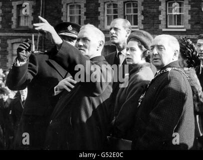 La reine Elizabeth II et le duc d'Édimbourg suivent le doigt pointé du doigt du conseiller local Jim Williams, qui a perdu sept membres de sa famille dans la catastrophe d'Aberfan. Le maire de Merthyr Tydfil, Alderman Stanley Davies, se trouve à droite. Banque D'Images