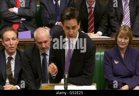 Le chef du travail, Ed Miliband, répond à une déclaration faite par le ministre du Cabinet, Francis Maude, à la Chambre des communes, dans le centre de Londres, au sujet des donateurs du Parti conservateur. Banque D'Images