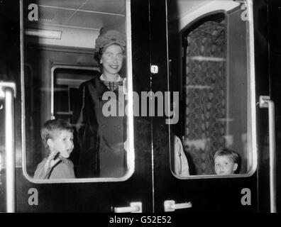 La reine Elizabeth II, son fils Prince Edward, à droite, et son neveu, le vicomte Linley, quittent Euston Station, Londres, pour Balmoral. Banque D'Images