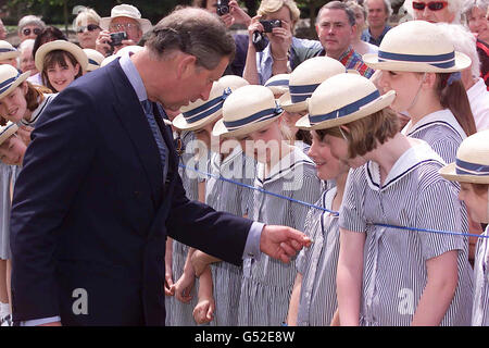 Le Prince de Galles rencontre des élèves de l'école Leaden Hall lors d'une visite à la cathédrale de Salisbury, où il a vu le front ouest restauré et rencontré des maçons en pierre impliqués dans le travail. Banque D'Images