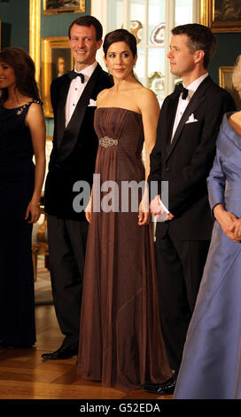 (De gauche à droite) le Prince Joachim du Danemark, la princesse Marie du Danemark et le prince Frederik du Danemark participent à une réception avant un dîner officiel au Palais Royal de Copenhague, au Danemark. Banque D'Images