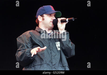 Jimmy Pop Ali, du groupe de rock américain de hip-hop The Bloodliman Gang, qui se produit sur scène au Glastonbury Music Festival 2000 à Pilton, dans le Somerset. Banque D'Images