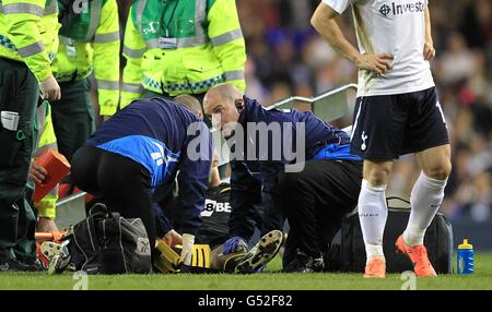 Le docteur Jonathan Tobin (à droite) de l'équipe des Bolton Wanderers traite Darren Pratley blessé au sol Banque D'Images