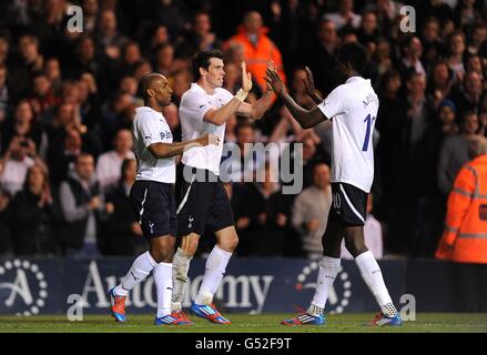 Gareth Bale de Tottenham Hotspur célèbre le deuxième but de son côté Du jeu avec les coéquipiers Emmanuel Adebayor (à droite) et Jermain Defoe (gauche) Banque D'Images