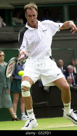 PAS D'UTILISATION COMMERCIALE : Todd Martin de l'Amérique en action contre l'américain Andre Agassi lors des championnats de tennis de pelouse 2000 à Wimbledon à Londres. Banque D'Images